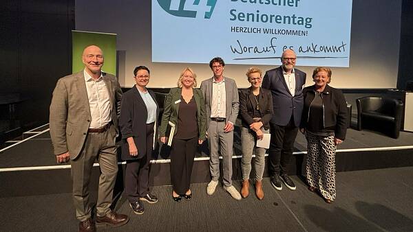 Themenbild: Die Podiumsteilnehmerinnen und- teilnehmer